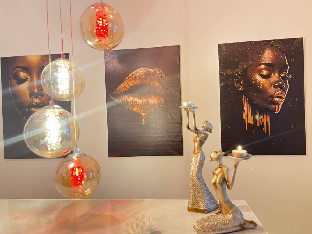 Decoración artística con cuadros, esculturas y lámparas modernas