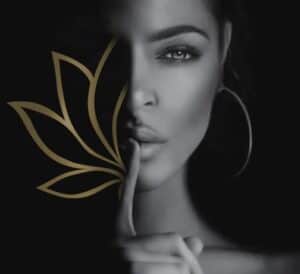 Mujer elegante haciendo gesto de silencio