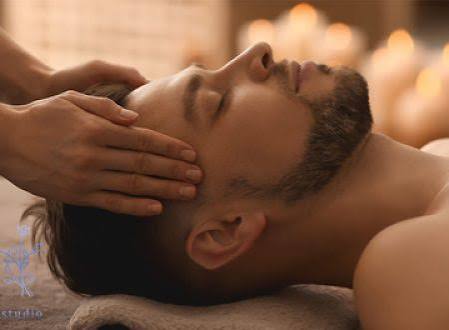 Masaje relajante en spa con ambiente cálido