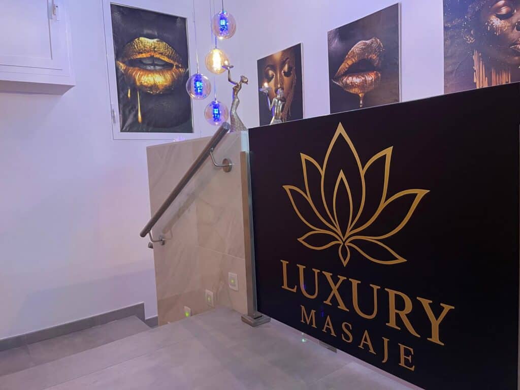 Entrada spa Luxury Masaje con decoración elegante
