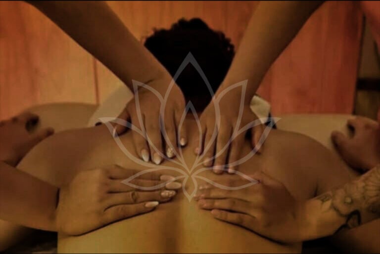 Masaje relajante con varias manos en la espalda