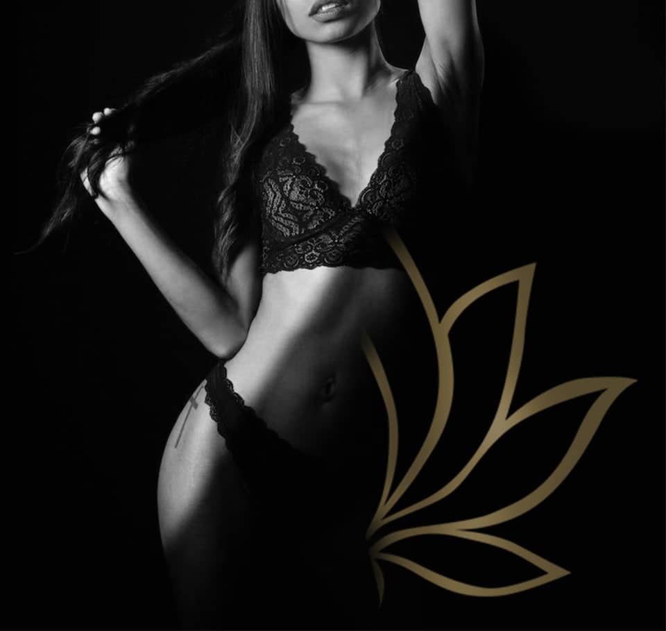 Lencería negra elegante sobre fondo oscuro